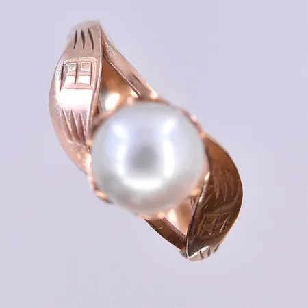 Ring med pärla, stl 16¼, bredd 3 mm, 14K. Vikt: 3,1 g