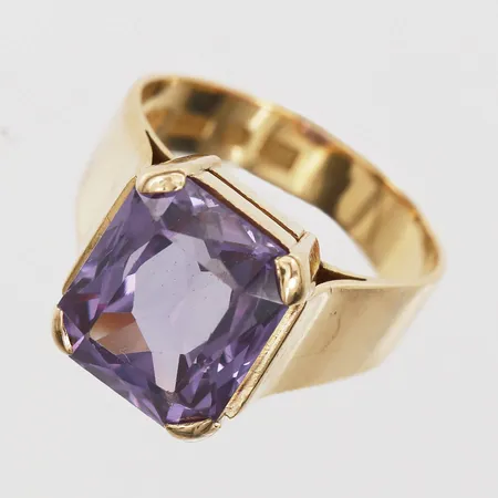 Ring med syntetisk färgväxlande safir, stl: 17, bredd 4mm, S Thorelius, Guld-Gravyratelje, Stockholm, 1963, mindre skev, mindre slitage på sten, 18K guld. Vikt: 8,3 g