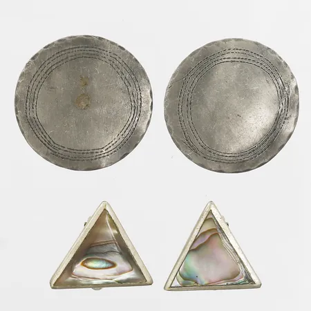 Två par örhängen med dekor i relief respektive pärlemor, Ø 30mm & 21 x 21mm, tenn & nysilver