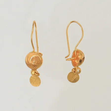 Ett par örhängen 28x7mm ojämna öglor 21K  Vikt: 1,3 g