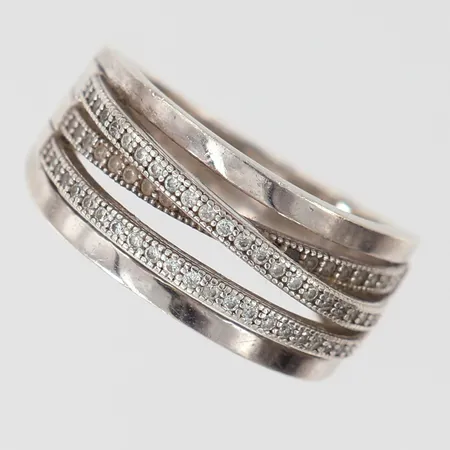 Ring med vita stenar, stl: 18¾, bredd 5-10mm, Silver 925/1000. Vikt: 5,6 g