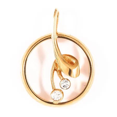 Hänge i 18K guld med diamanter 1 x ca 0,05ct & 1 x ca 0,10ct. Det är 26,8 mm långt inkl. fast ögla, ringen är Ø 20 mm. Det väger 4,4g. 