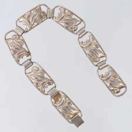 Armband med dekor av blad, längd 19,5cm, bredd 11,5mm, Silver 830/1000. Vikt: 11,7 g