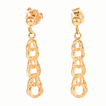 Hängande örhängen Bismarck i 18K guld. De är 5,5 mm breda, 25 mm långa och väger 1,9g. Omaka snurrebussar. 