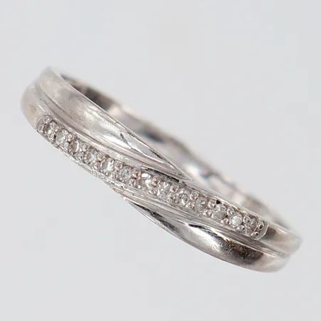 Ring med 8/8-slipade diamanter 14 x ca 0,005ct, stl: 17, bredd 1,2-3,5mm, GHA,  vitguld 18K.  Vikt: 1,6 g