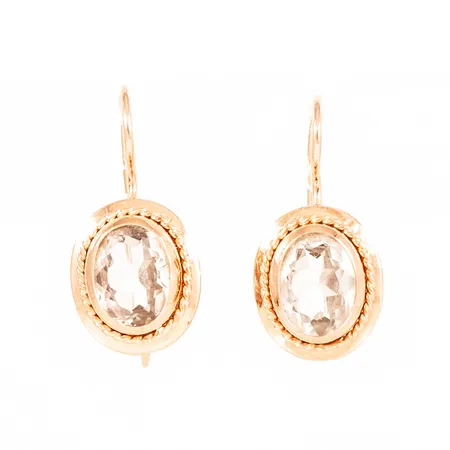 Hängande örhängen i 14K guld med vita stenar 6 x 8 mm. De är 9 mm breda, 19 mm långa och väger 1,8g. Krok med fällögla. Finska stämplar.