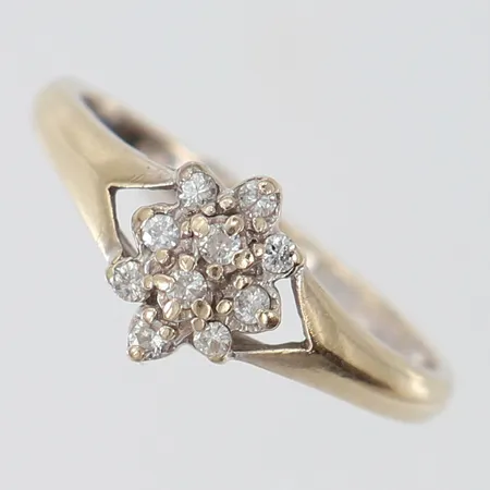 Ring med 8/8-slipade diamanter 10 x ca 0,01ct, stl: 17¼, bredd 1,7-8,5mm, behov av omrodiering, vitguld 18K.  Vikt: 2,1 g