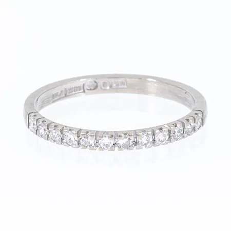 Ring i 18K vitguld med 12 x c:a 0,015ct 8/8 slipade diamanter i klofattning. Den är i storlek 16¾, är 2 mm bred och väger 1,8g. Stenstorlek 0,16ct ingraverat. 