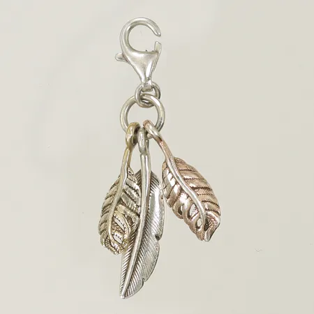Hänge tre fjädrar Thomas Szabo 35x10mm inklusive kabinhaken, spår av förgyllt silver, Silver 925/1000 Vikt: 2,1 g