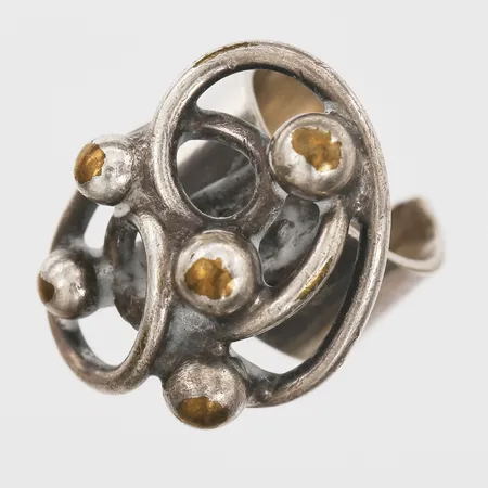 Ring tillverkad av Anette Borke Danmark, med organisk dekor, öppen modell med justerbar storlek, ställvis kraftigt slitage, nysilver
