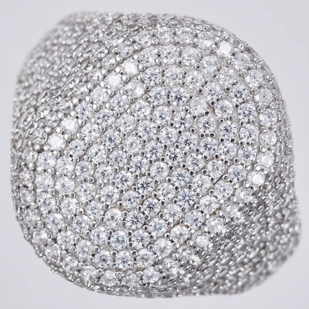 Ring med vita stenar Sif Jakobs stl: 16¾, bredd ca 3-18mm, 925/1000 silver Vikt: 5 g