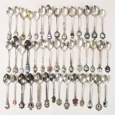 Samling souvenirskedar med emalj, 43st varav tre skadade. Silver   Vikt: 422,3 g