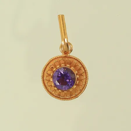 Hänge med lila sten, 19x12mm inklusive hängöglan 21K bruttovikt 2,2g