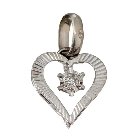 Hänge Hjärta, 18K vitguld, Diamant 0,01ct, svensk kontrollstämpel, längd inkl. ögla 16 mm, bredd 10 mm, tjocklek 2 mm Vikt: 0,8 g