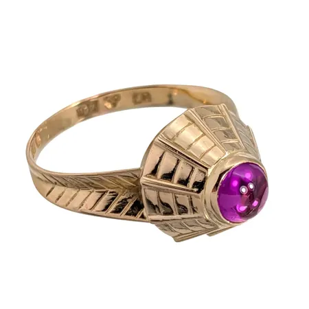 Ring, 18K guld, Rubin Ø 5 mm, Ekström Aktiebolag (DE), Falköping, svensk kontrollstämpel, Ø17¾ mm, bredd 2-13 mm, fint skick, sten utan anmärkning Vikt: 2,7 g