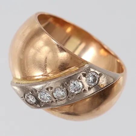 Ring med briljantslipade diamanter 5 x 0,05ct, stl: 17½, bredd 6,5-12,5mm, tvåfärgat 14K.  Vikt: 7,4 g
