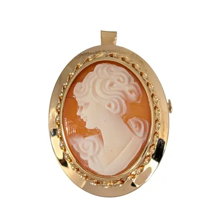 Hänge / Brosch med Camé, 18K guld, tillverkarstämpel SGP, svensk kontrollstämpel, längd inkl. ögla 32 mm, bredd 20 mm, fint skick Vikt: 3,7 g