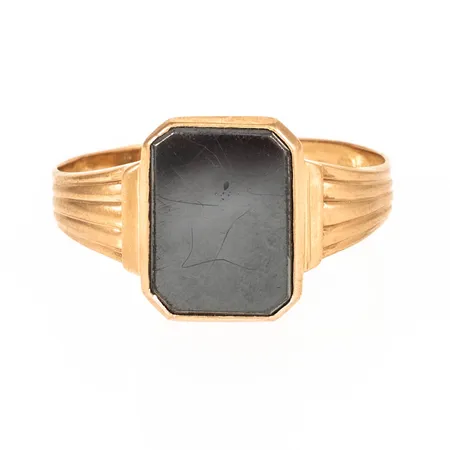 Klackring i 18K guld med en hematit (repor). Den är 2,5 - 13,6 mm bred, är i storlek 20¾ och väger 4,2g. Aningen ojämn skena.