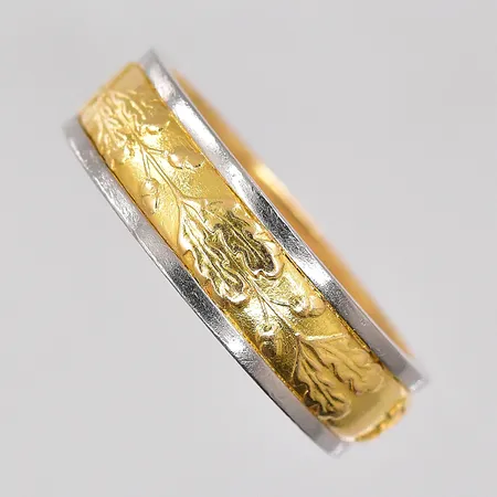 Ring, stl 18½, 2-färgad, gravyr, 18K Vikt: 8,4 g