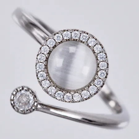 Ring med stenar stl: 17, rörlig del, 925/1000 silver Vikt: 3,2 g