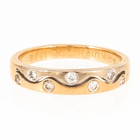 Ring i 18K röd- och vitguld med 7 x c:a 0,01ct briljantslipade diamanter. Den är i storlek 17, är mm bred och väger 3,7g. Stenstorlek 0,07ct ingraverat. Stämplad GHA (Guldfynd), 750.Gravyr. 