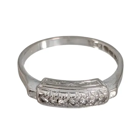 Diamantring, 18K vitguld, Diamanter 7 x 0,005ct, tillverkarstämpel A&M, Göteborg, svensk kontrollstämpel, Ø17¼ mm, bredd 1,7 - 4 mm Vikt: 3,1 g