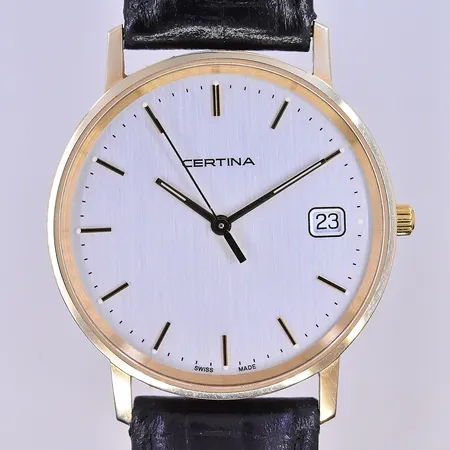 Herrur Certina, quartz, datum, Ø33 mm, graverad boett, svart läderband, 14K. Bruttovikt 29,7g.