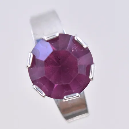 Ring med lila sten, stl 18½ något justerbar storlek, bredd 3-6 mm, silver 925/1000. Vikt: 4,4 g