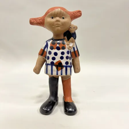 Figurin Pippi Långstrump av Lisa Larson, Gustavsberg, delvis glaserat stengods, stämpelmärkt, etikettmärkt, höjd 18 cm, litet svart märke på huvudet. Skickas med postpaket.