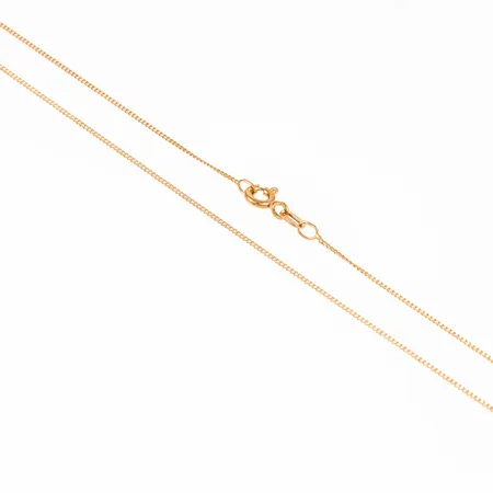 Kedja pansar i 18K guld. Den är 42,5 cm lång, 0,8 mm bred och väger 1,3g. Springring. 