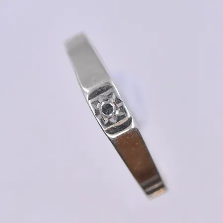 Ring med vit sten, stl 16¼, bredd 2-3 mm, vitguld, 18K. Vikt: 1,6 g