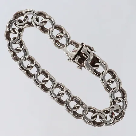 Armband Bismarck, längd 20cm, bredd ca 11mm, buckliga vid låsåttor, VJ 925/1000 silver  Vikt: 34,2 g