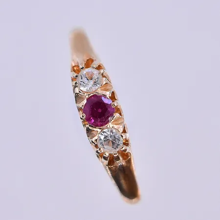 Ring med vita stenar och cerise sten, stl 16¾, bredd 1-4 mm, 18K. Vikt: 1,5 g