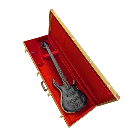 Bas Marcus Miller M7 Ash, 4-strängad, hardcase från Thomann, fint skick Vikt: 0 g Skickas med Bussgods eller PostNord