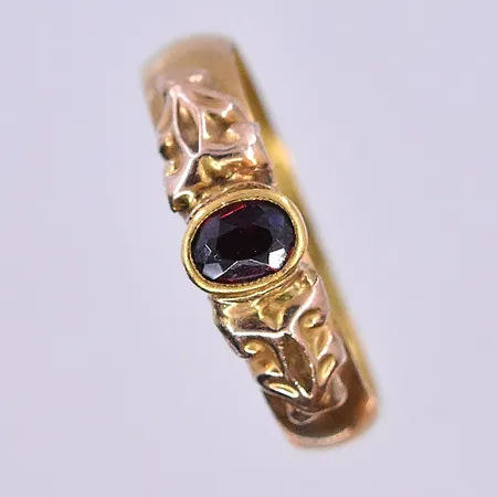 Ring med röd sten, stl 17½, bredd 5 mm, 18K. Vikt: 1,7 g