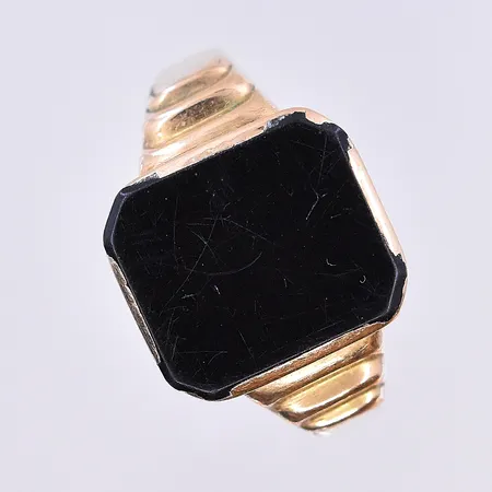 Klackring med onyx platta, stl 20, bredd 3-15 mm, 18K. Vikt: 4,2 g