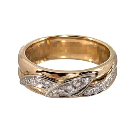 Diamantring, 18K guld, Diamanter 13 st - totalt 0,18ct, Roskvists Guldsmedsaffär Firma, Malmö, Ø17¾ mm, bredd 6 mm, invändig gravyr Vikt: 9,4 g