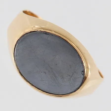 Ring med hematit, stl 20, skev skena, repig, 18K bruttovikt 5,0g Vikt: 5 g