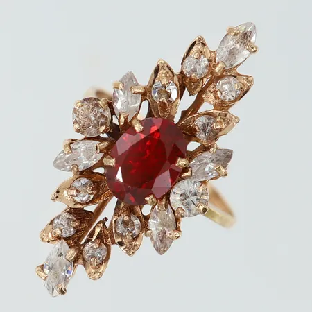 Ring med röd samt vita stenar, stl: 16¾, bredd 1,7-30mm, några stenar lösa, 14K.  Vikt: 3,8 g