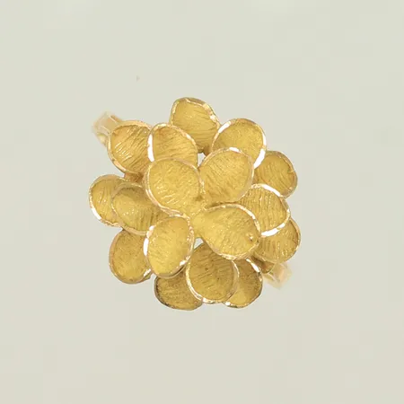 Ring med "blomma" stl 18¾  bredd 3-16mm saknar "blad" ojämn/skev defekt 18K  Vikt: 4,3 g