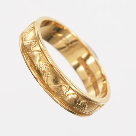 Ring med dekor i relief, stl: 19, bredd: 5mm, C. C. Sporrong & Metallfabriks AB, Stockholm 1970, gravyr, 18K guld Vikt: 6 g