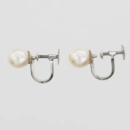 Ett par örhängen med odlade Akoya saltvattenpärlor, Ø 8mm, Konrad Wahlström AB, Stockholm 1948, 18K vitguld Vikt: 2,7 g