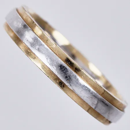 Ring graverad, stl: 19, bredd ca 4mm, 9K Vikt: 4 g