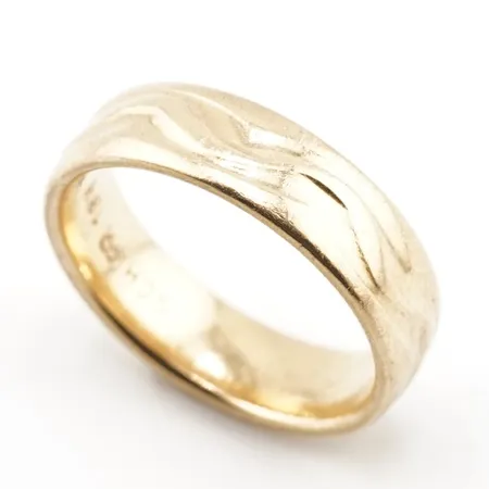 Ring, stl 16(50), bredd 5mm, 18k, gravyr Vikt: 4,8 g