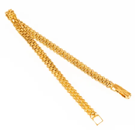 Armband i 21K guld. Det är 17,5 cm långt, 4 mm brett och väger 8,0g. Viklås. Ojämnheter i länken. 