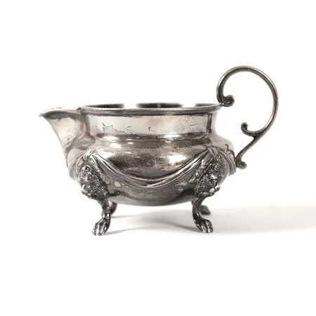 Gräddkanna, Mappin & Webb  London, år 1900, höjd 6,5cm, dekor av lejonmaskaroner, höjd 6,5cm, slitage, 925/1000 silver.  Vikt: 212,8 g