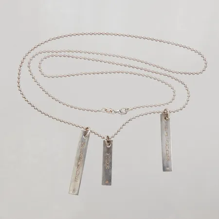 Kedja kullänk längd 70cm, bredd 2mm, tre graverade hängen längd 30mm och 40mm, 925/1000 silver Vikt: 15,4 g