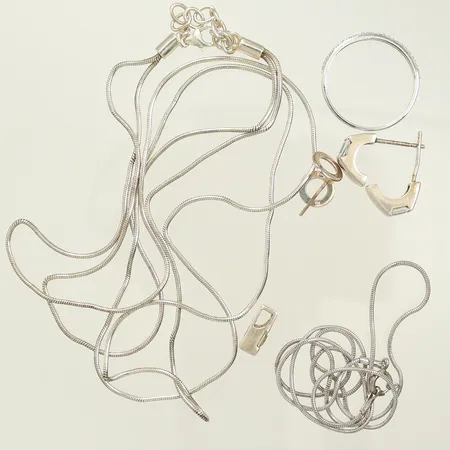 Två halskedjor, ett hänge, tre par örhängen, en ring med vita stenar, samtligt defekt, skeva länkdelar, saknar snurrebussar, Silver 925/1000, 16,4g Vikt: 16,4 g
