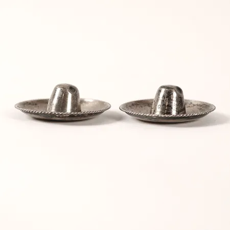 Två figuriner, hattar, höjd 2cm, otydliga stämplar, slitage, silver.  Vikt: 29,7 g