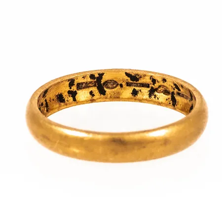 Graverad ring i 23K guld. Vikt: 3,7g. 